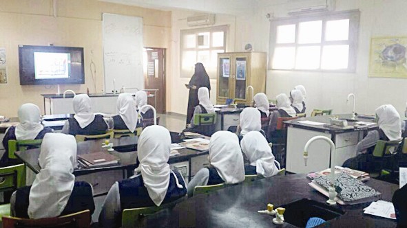 الطالبات يستمعن للشرح