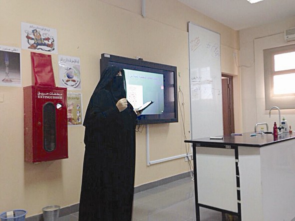 المعلمة منى الشهاوي تشرح الدرس