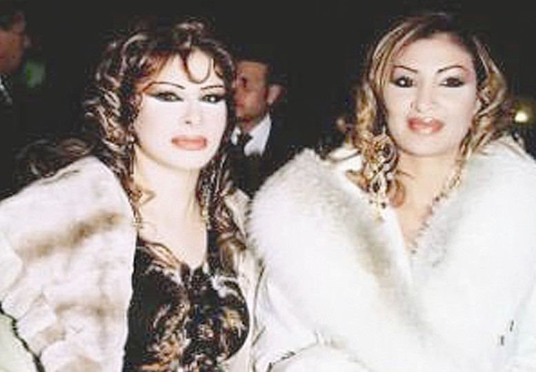 سماهر بصحبة امها