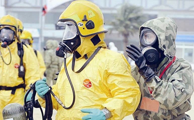 انقاذ أحد المصابين