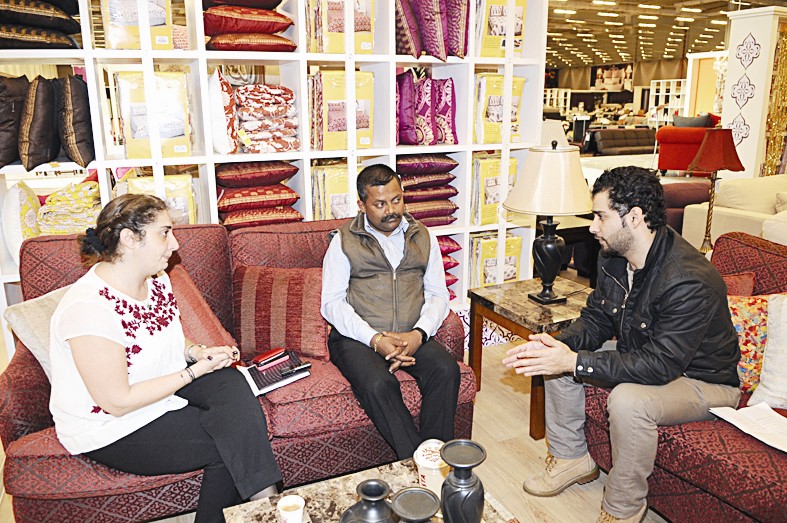 روشير تيواري متحدثاً للزميل علاء محمود بحضور ناتاشا عقيل