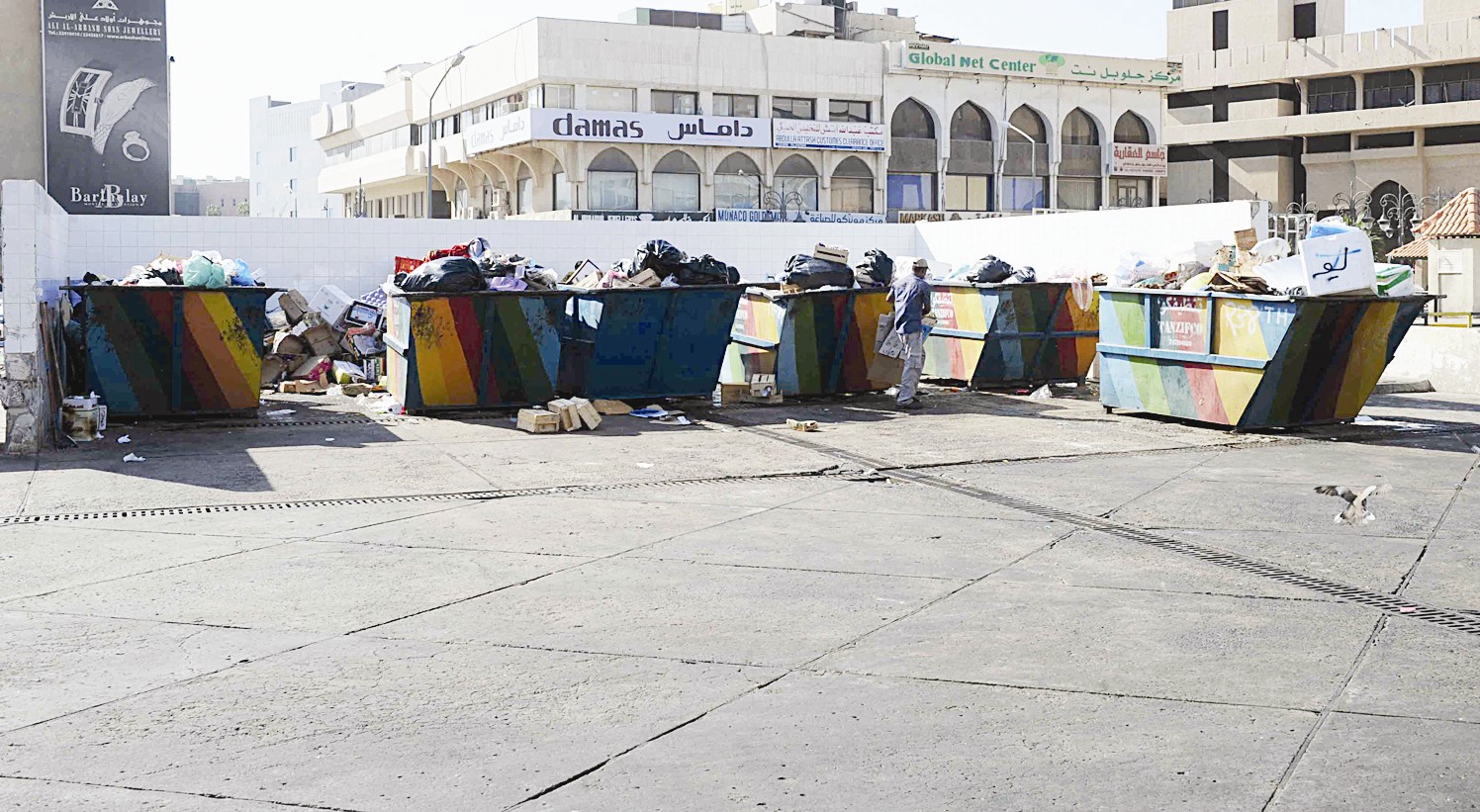 اطنان من القمامة تنتظر من يزيلها