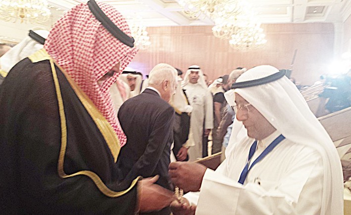 الخالد متلقياً المسباح من المالكي... والعربي مغادراً