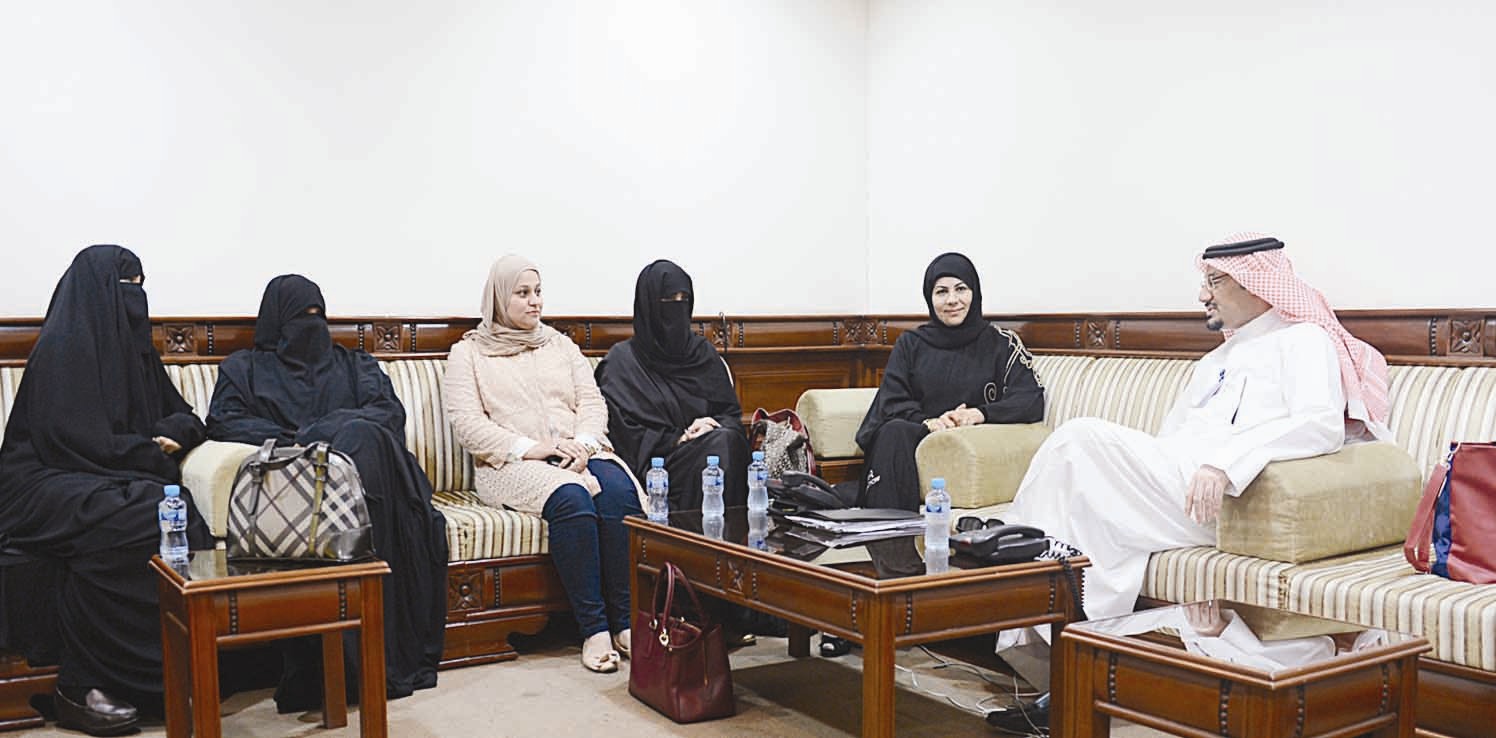 أمهات معاقي السمع في ديوانية «الراي» (تصوير أسعد عبد الله)