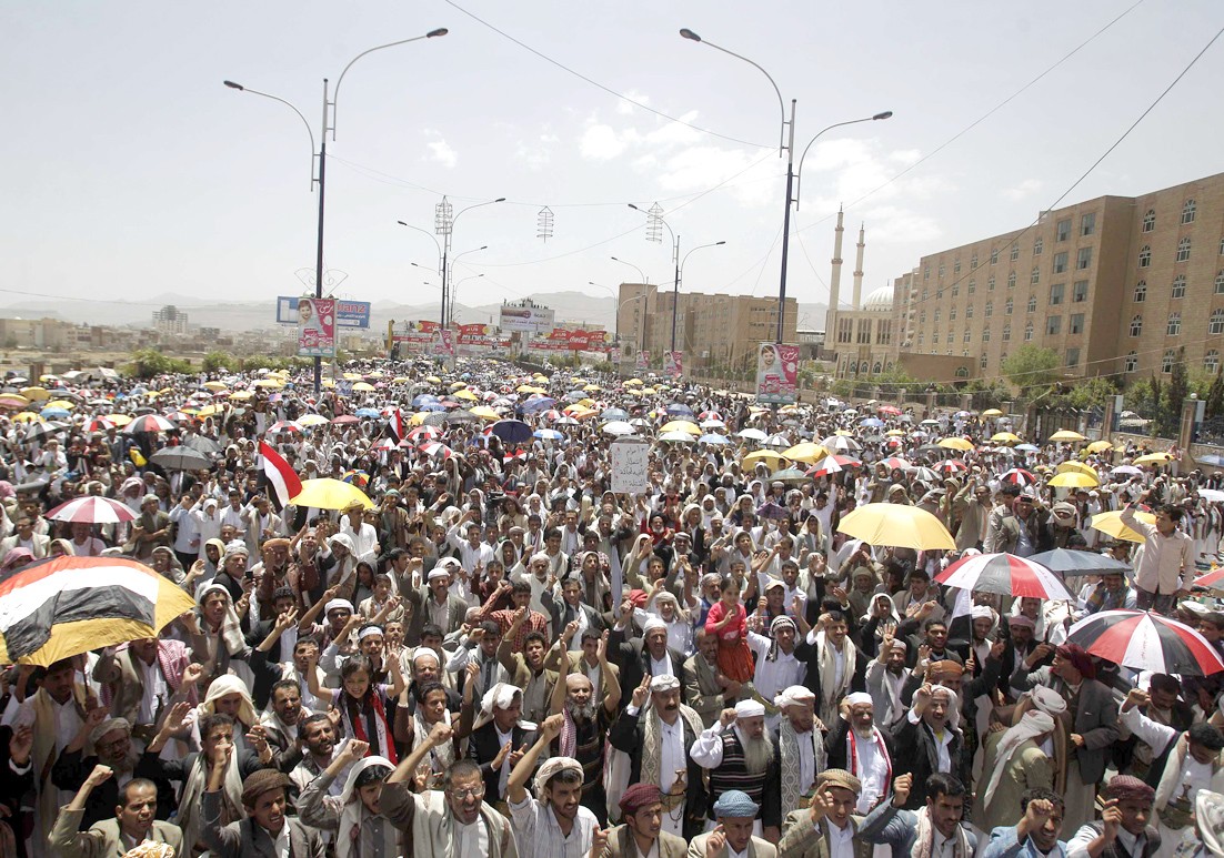 u0645u062au0638u0627u0647u0631u0648u0646 u0641u064a u0635u0646u0639u0627u0621 u064au0637u0627u0644u0628u0648u0646 u0628u0645u062du0627u0643u0645u0629 u0627u0644u0631u0626u064au0633 u0627u0644u0633u0627u0628u0642 u0639u0644u064a u0639u0628u062fu0627u0644u0644u0647 u0635u0627u0644u062d   (u0631u0648u064au062au0631u0632)