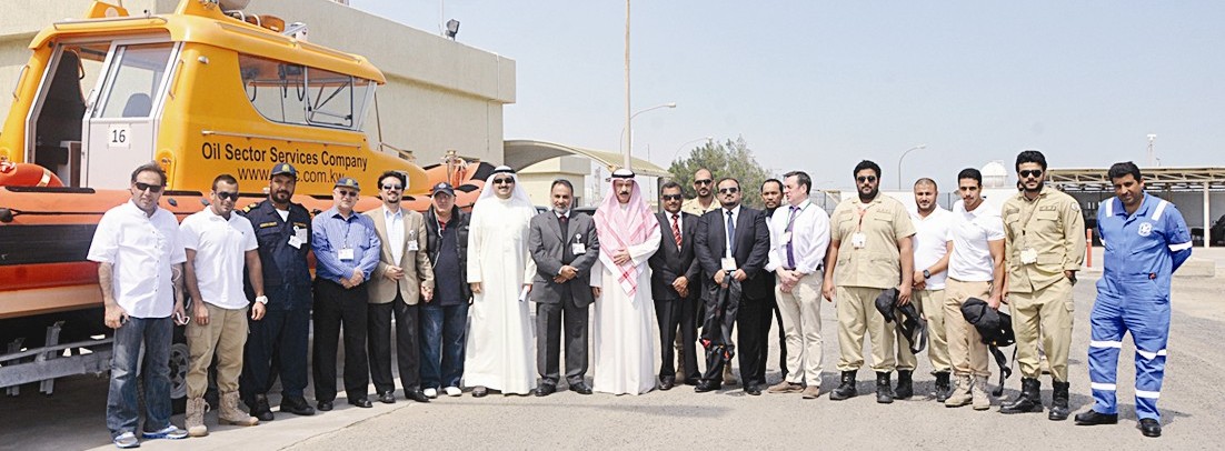 u0627u0644u0642u0637u0627u0646 u0641u064a u0644u0642u0637u0629 u062cu0627u0645u0639u0629 u0645u0639 u0645u0648u0638u0641u064a u0645u064au0646u0627u0621 u0627u0644u0623u062du0645u062fu064a