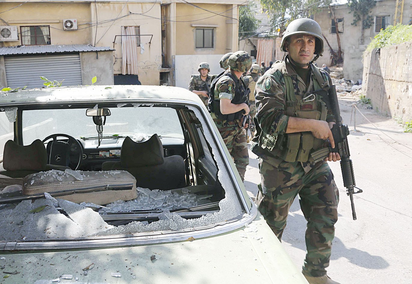 u062cu0646u0648u062f u0644u0628u0646u0627u0646u064au0648u0646 u064au0645u0631u0648u0646 u0642u0631u0628 u0633u064au0627u0631u0629 u0645u062au0636u0631u0631u0629 u0645u0646 u0627u0644u0627u0634u062au0628u0627u0643u0627u062a u0642u0631u0628 u0627u0644u0645u062fu064au0646u0629 u0627u0644u0631u064au0627u0636u064au0629 (u0631u0648u064au062au0631u0632)