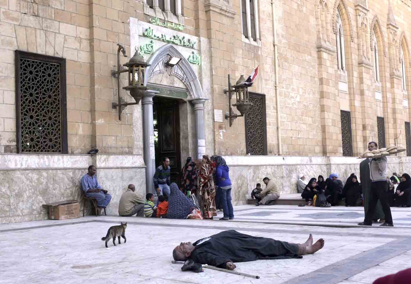 u0631u062cu0644 u064au0646u0627u0645 u0639u0644u0649 u0627u0644u0623u0631u0636 u0623u0645u0627u0645 u0645u062fu062eu0644 u0645u0633u062cu062f u0627u0644u062du0633u064au0646 u0641u064a u0627u0644u0642u0627u0647u0631u0629 (u0631u0648u064au062au0631u0632)