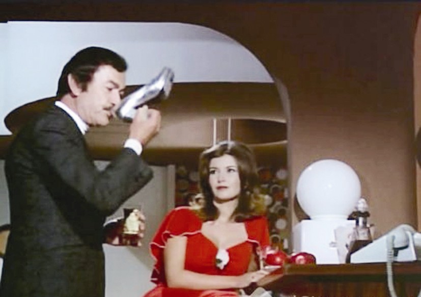 ... ومع ميرفت أمين في فيلم «حافية على جسر الذهب»