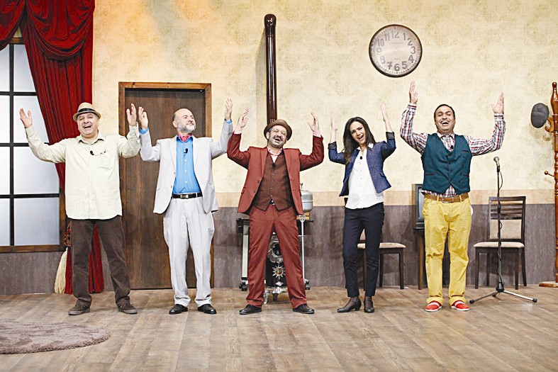 ... ويتوسط أبطال العمل في تحية الختام