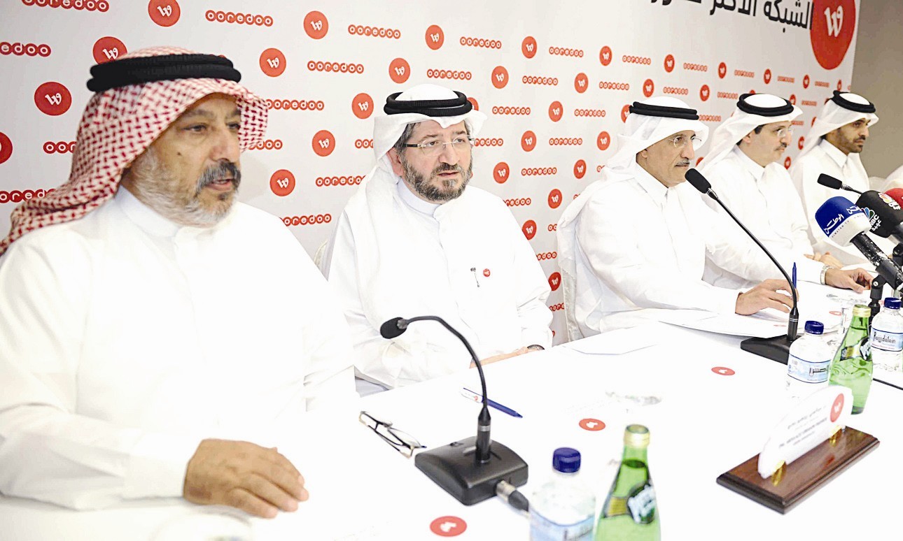 ... ومتوسطا عبدالعزيز فخرو وناصر معرفية  (تصوير طارق عزالدين)