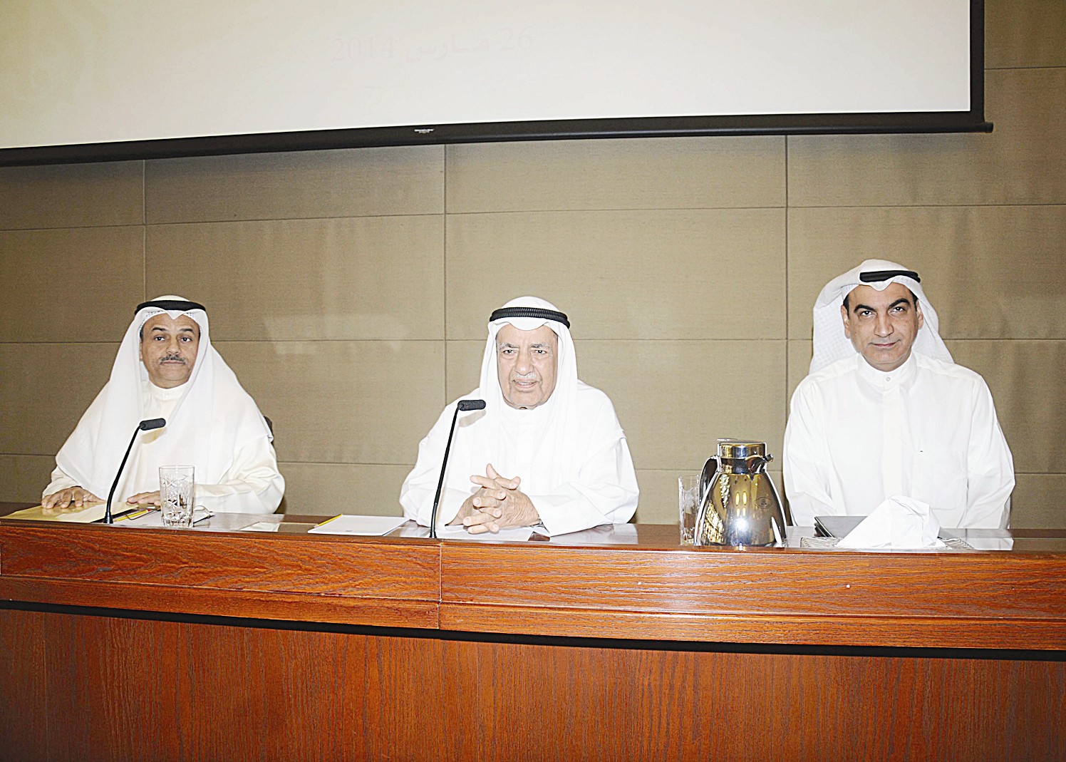 الغانم مترئساً الاجتماع وإلى يمينه المدير العام رباح الرباح (تصوير سعد هنداوي)