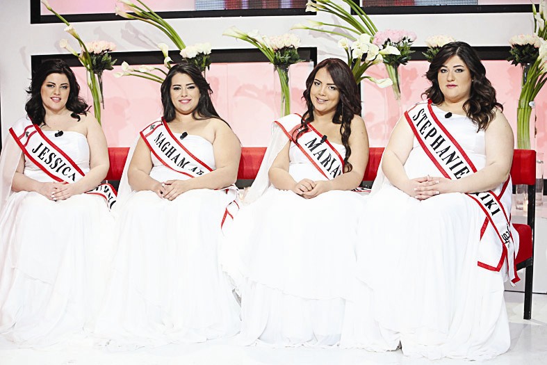 جيسيكا وثلاث متسابقات بالفساتين البيضاء