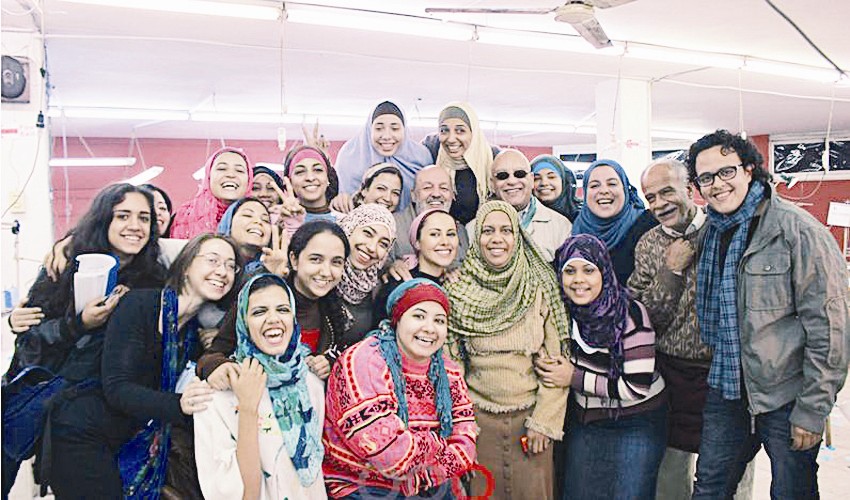 خان مع فريق فيلم «فتاة المصنع»