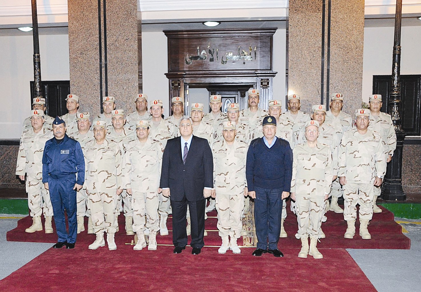 صورة جماعية لمنصور مع قادة المجلس العسكري ويبدو السيسي إلى يمينه (خاص -الراي)