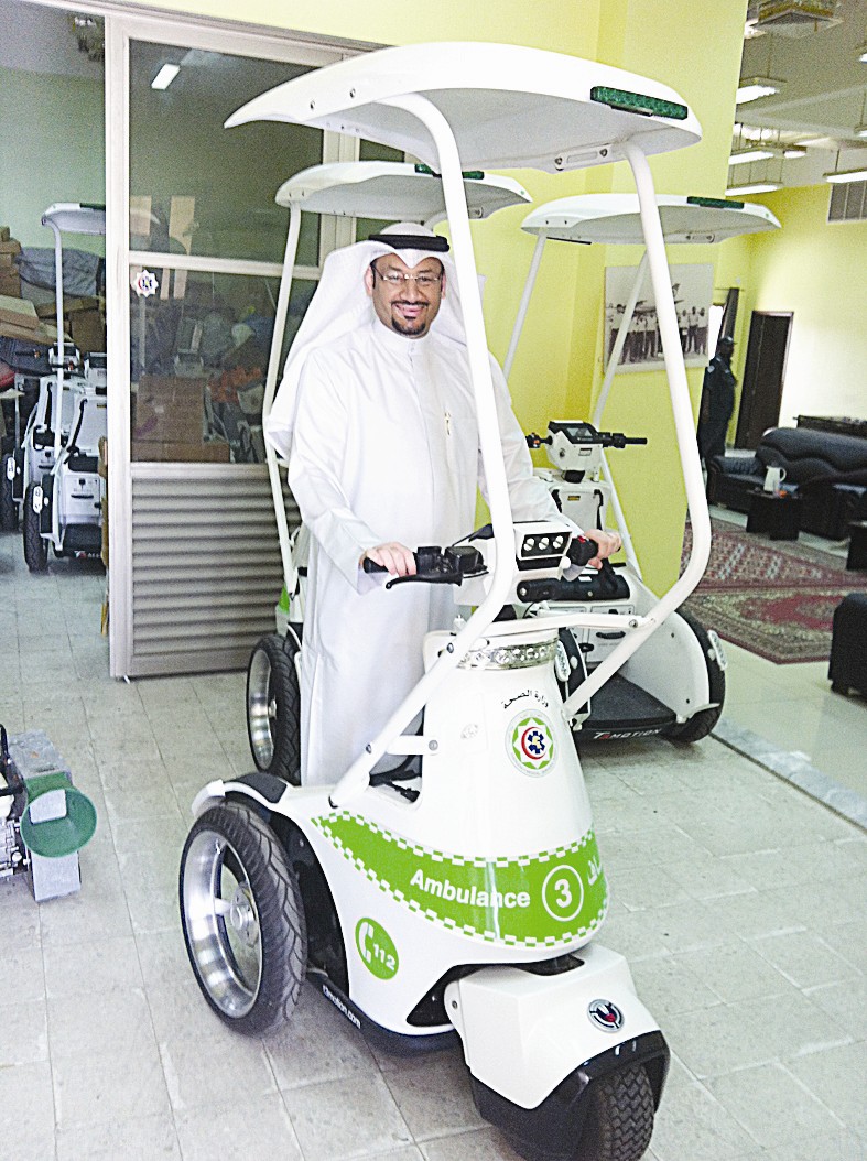 الزميل ناصر الفرحان يعاين السكوتر