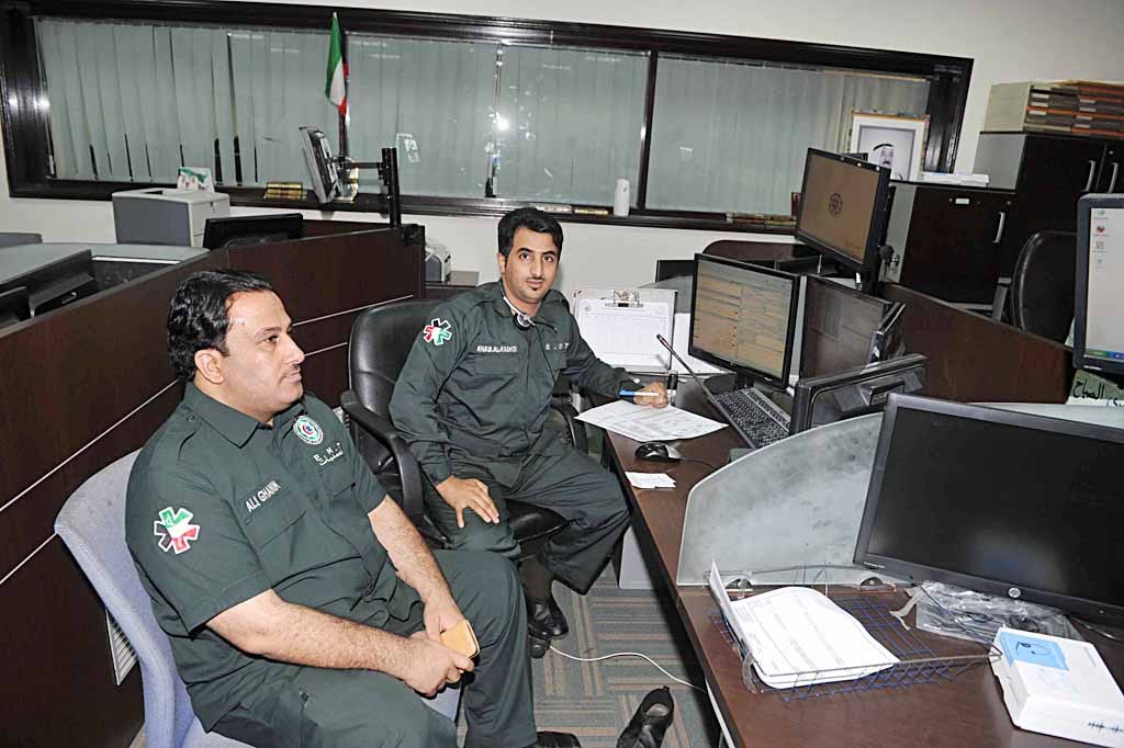 فنيان يتلقيان البلاغات في غرفة العمليات