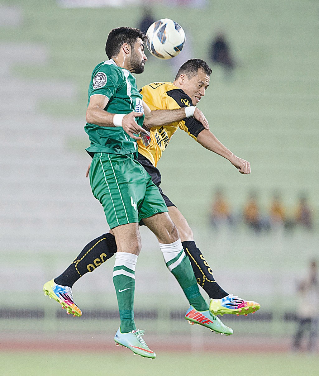 ميشيل وأحمد إبراهيم في كرة مشتركة بالرأس (الأزرق دوت كوم)