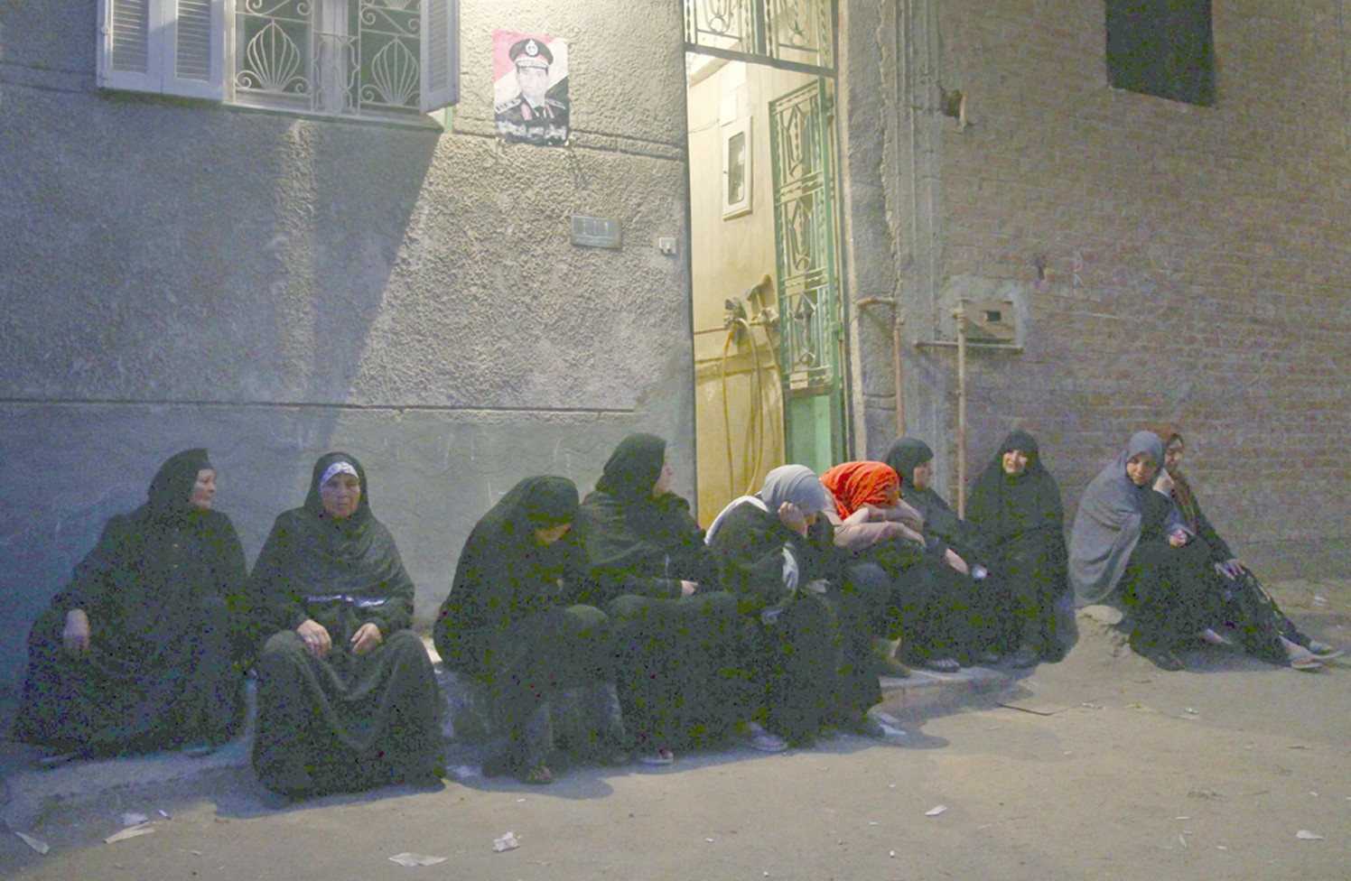 u0623u0642u0627u0631u0628 u0627u0644u0635u062du0627u0641u064au0629 u0645u064au0627u062fu0629 u0623u0634u0631u0641 u064au0628u0643u0648u0646u0647u0627 u0623u0645u0627u0645 u0645u062fu062eu0644 u0645u0646u0632u0644u0647u0627 u0641u064a u0627u0644u0645u0646u0648u0641u064au0629 (u0623 u0628)