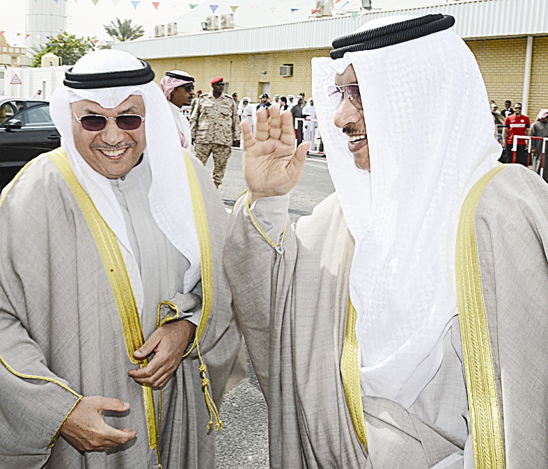 المبارك يحيي مستقبليه