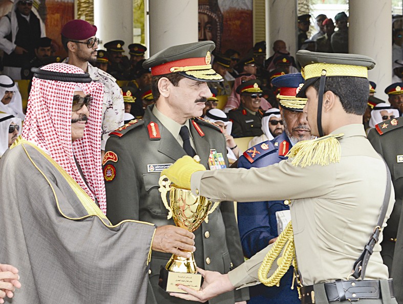 نائب الأمير يكرم أحد الفائقين