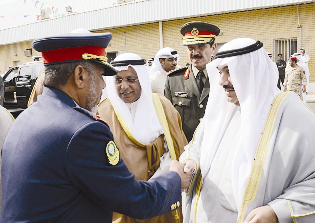 ناصر المحمد يصافح أحد الضباط