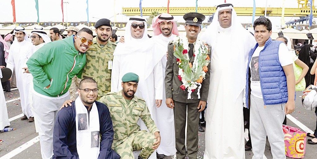 خريج آخر يحتفي به أهله