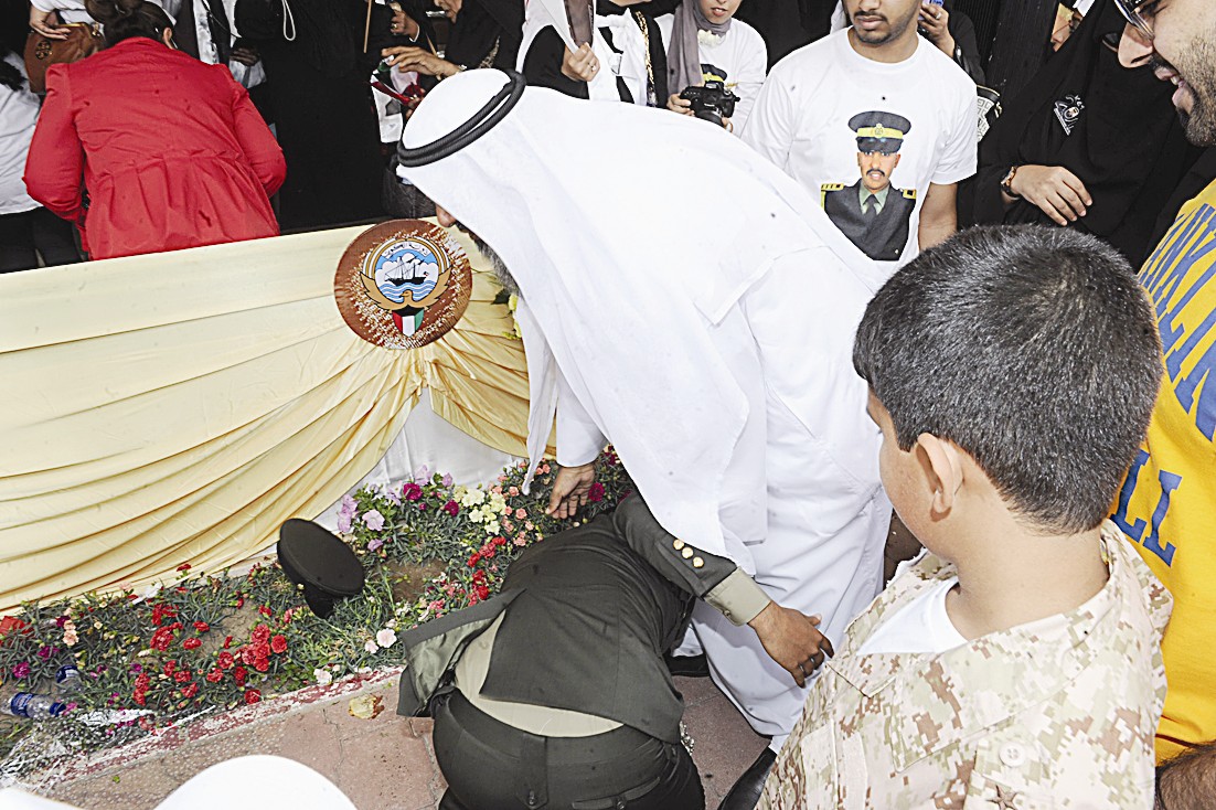 ... وخريج يقبل قدم أبيه