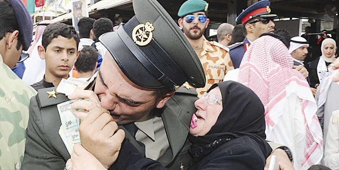 خريج يقبل يد أمه