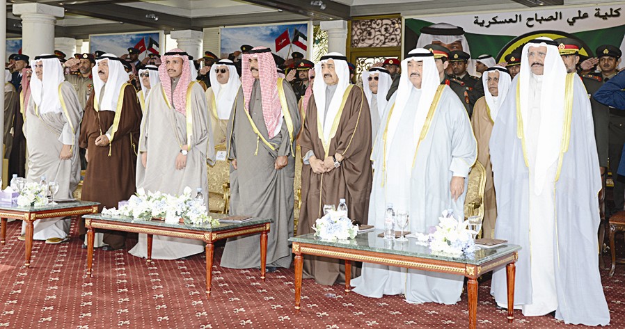 نائب الأمير متوسطاً كبار الحضور لدى بدء الحفل (تصوير زكريا عطية)