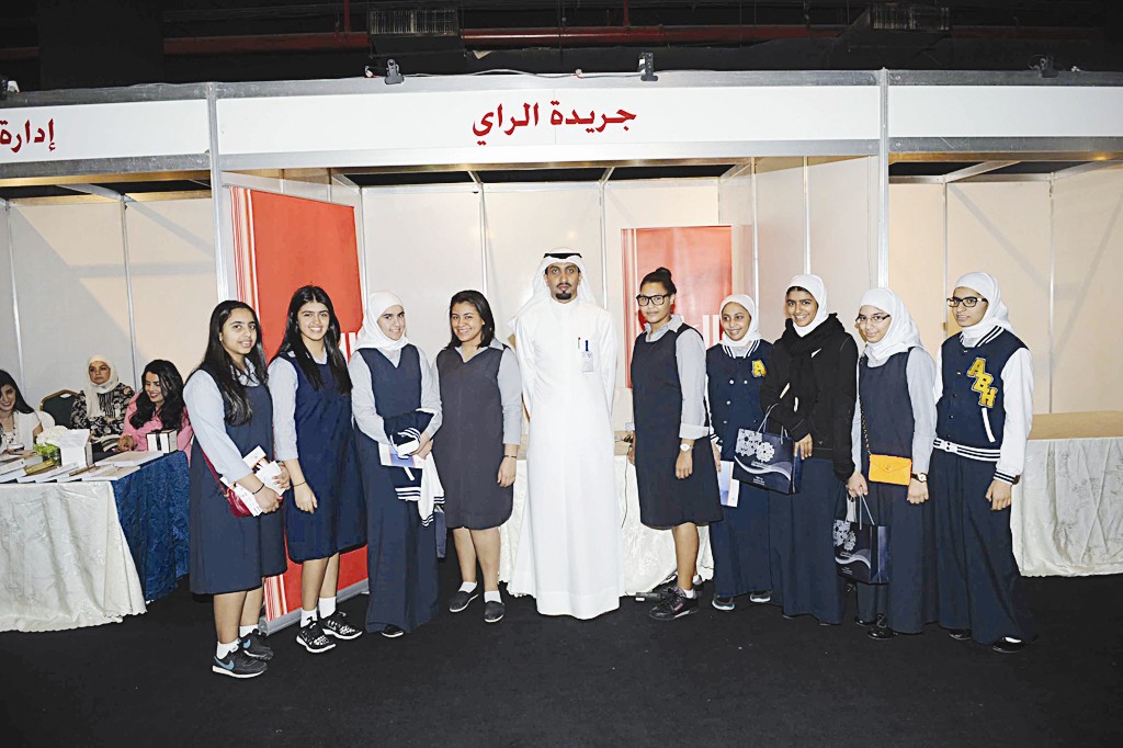 طالبات في جناح «الراي»