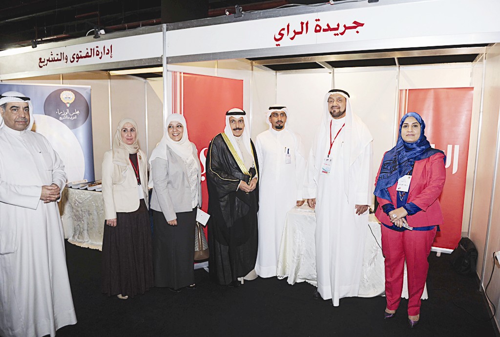 ... وفي جناح «الراي» (تصوير جلال معوض)