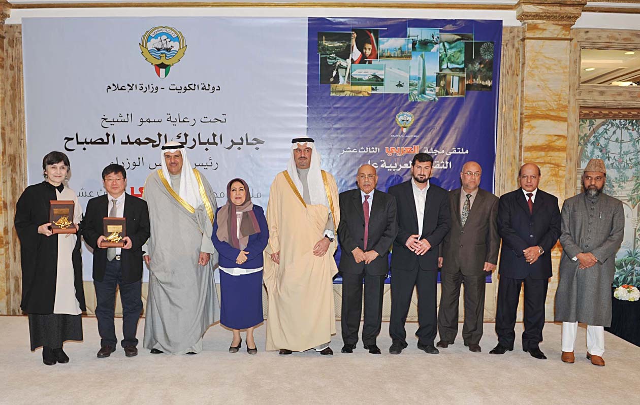 الحمود والسبعان مع المكرمين (تصوير سعد هنداوي)