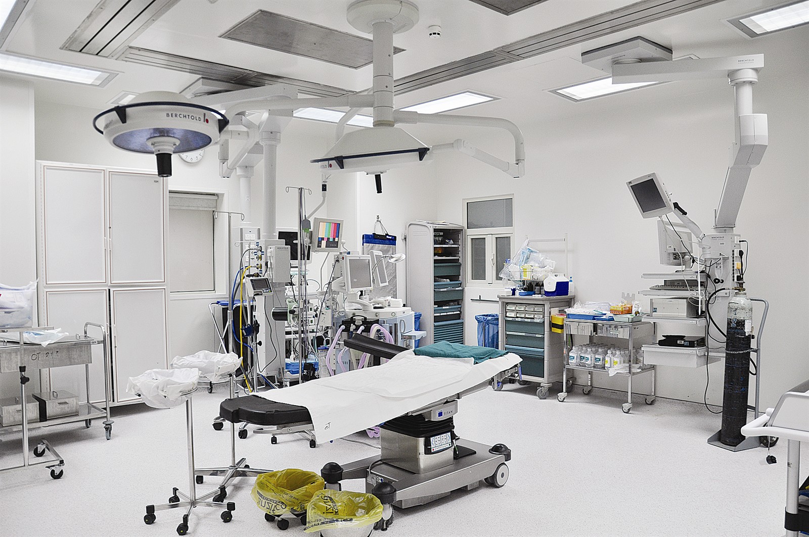 غرفة العمليات مزودة بأحدث التجهيزات