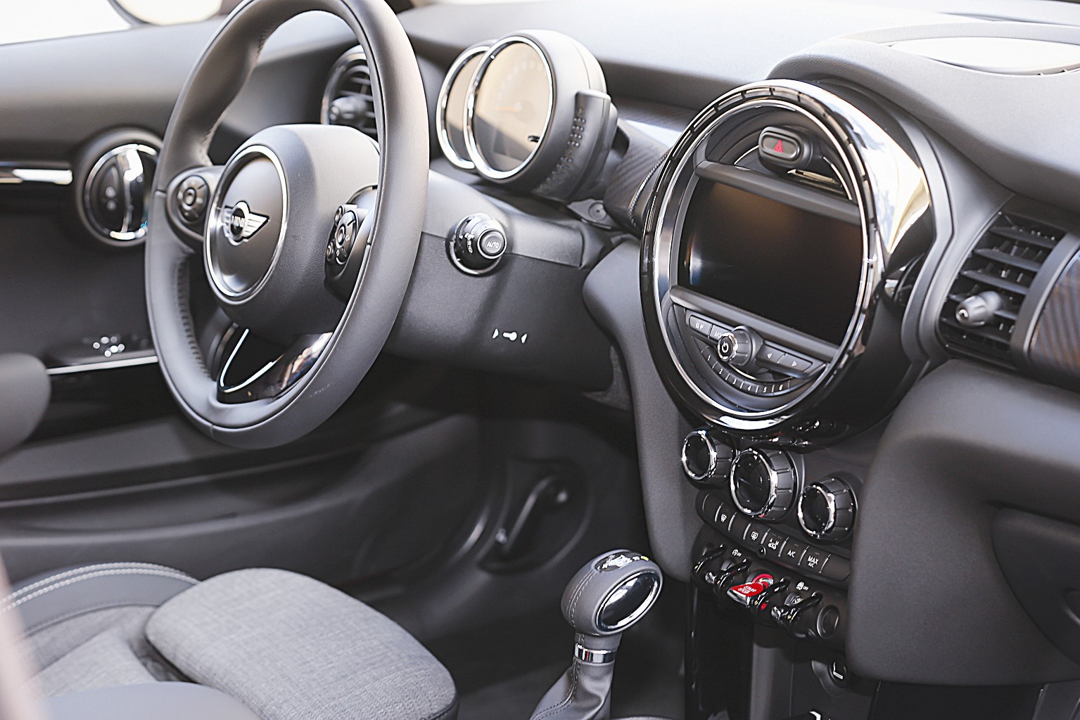 مقصورة داخلية رياضية فاخرة