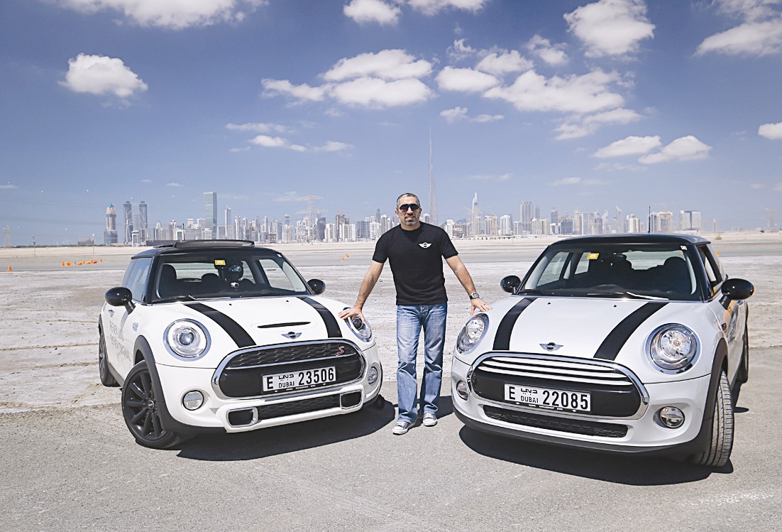 الزميل سهيل الحويك بين سيارتي Mini Hatch في دبي