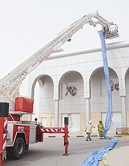 إنقاذ مصابين من أعلى مجمع أوتاد التجاري خلال التمرين