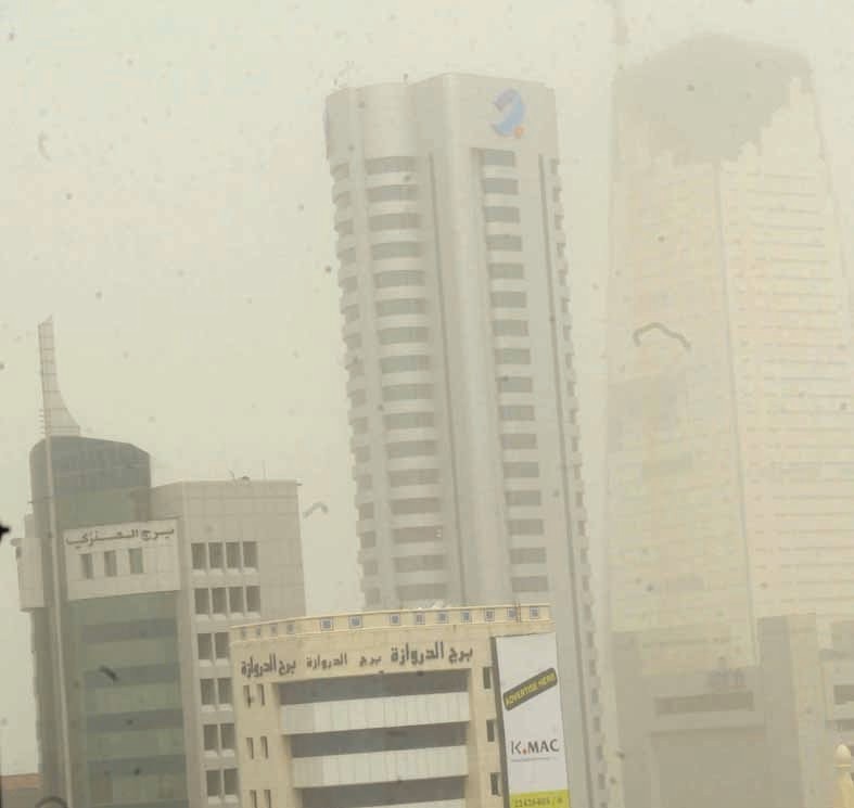 الغبار يلف العمارات البرجية في الكويت  (تصوير كرم ذياب)