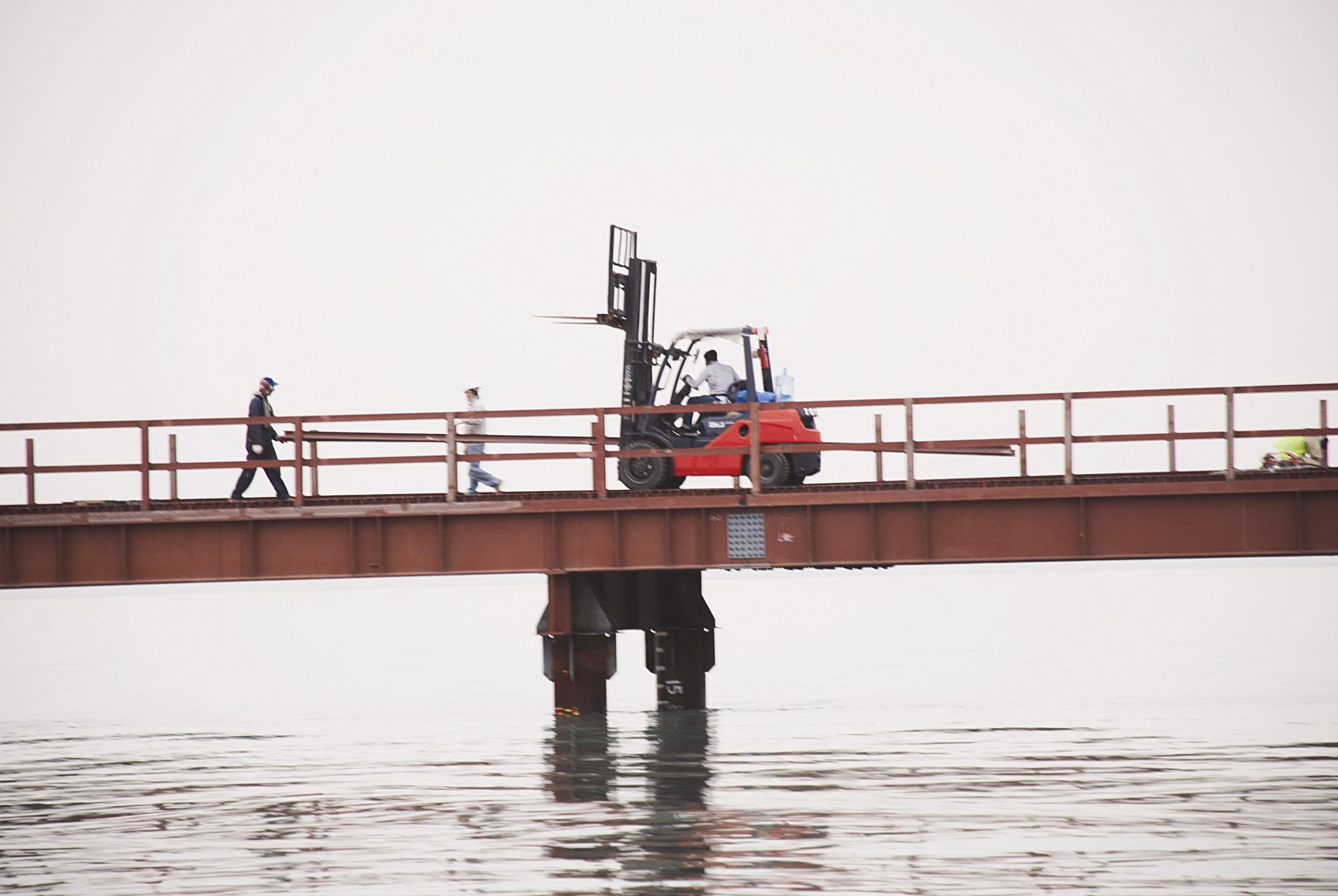 الأعمال على قدم وساق لانهاء الجسر