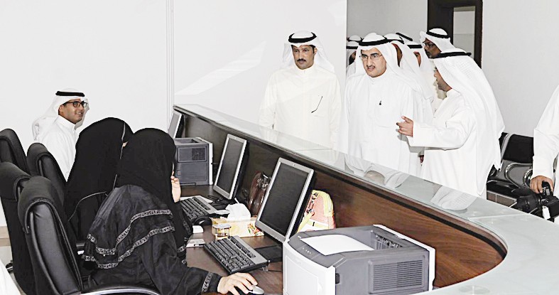 ... ويستمع من الموظفات عن سير العمل في المركز