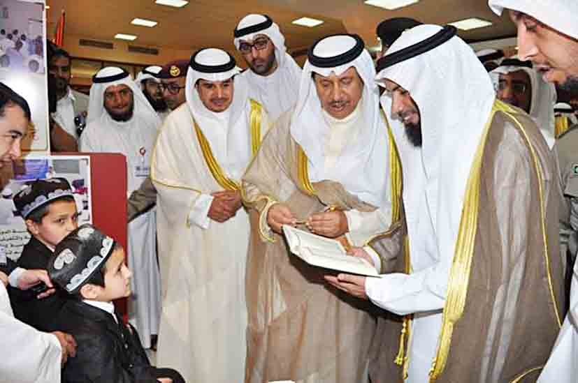 رئيس الوزراء يطالع أحد الكتب المشاركة في المعرض