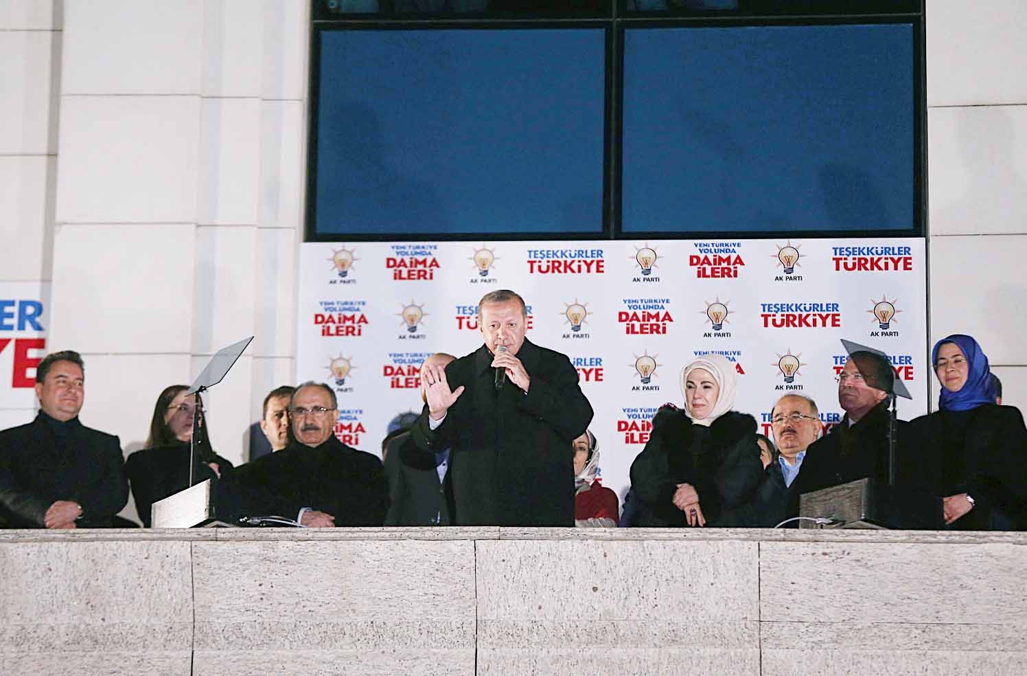 u0623u0631u062fu0648u063au0627u0646 u0645u062au0648u062cu0647u0627u064b u0625u0644u0649 u0623u0646u0635u0627u0631u0647 u0645u0646 u0627u0644u0645u0642u0631 u0627u0644u0631u0626u064au0633u064a u0644u0640u00abu062du0632u0628 u0627u0644u0639u062fu0627u0644u0629 u0648u0627u0644u062au0646u0645u064au0629u00bb u0641u064a u0623u0646u0642u0631u0629 (u0627 u0641 u0628)