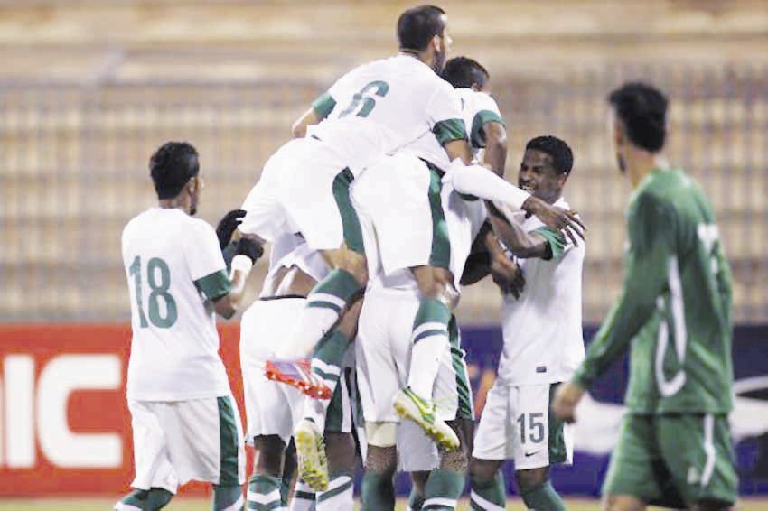 فرحة لاعبي السعودية بالفوز على العراق في جولة سابقة