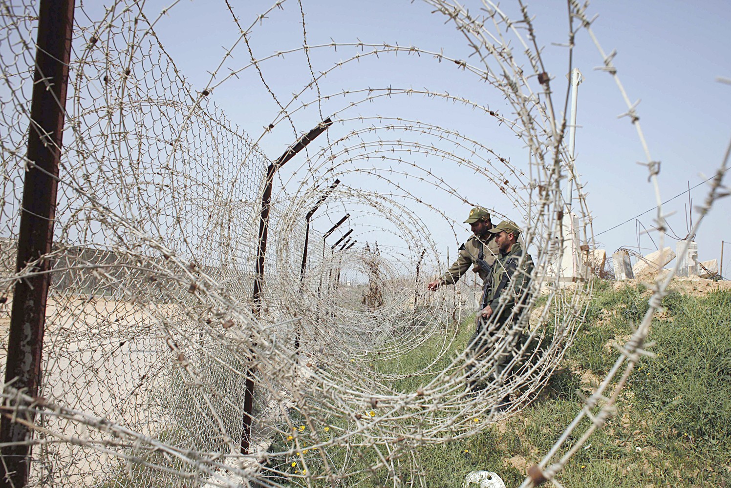 u0639u0646u0635u0631u0627u0646 u0623u0645u0646u064au0627u0646 u0645u0646 u062du0631u0643u0629 u00abu062du0645u0627u0633u00bb u062eu0644u0627u0644 u062fu0648u0631u064au0629 u0639u0644u0649 u0627u0644u062du062fu0648u062f u0628u064au0646 u0642u0637u0627u0639 u063au0632u0629 u0648u0645u0635u0631 (u0631u0648u064au062au0631u0632)