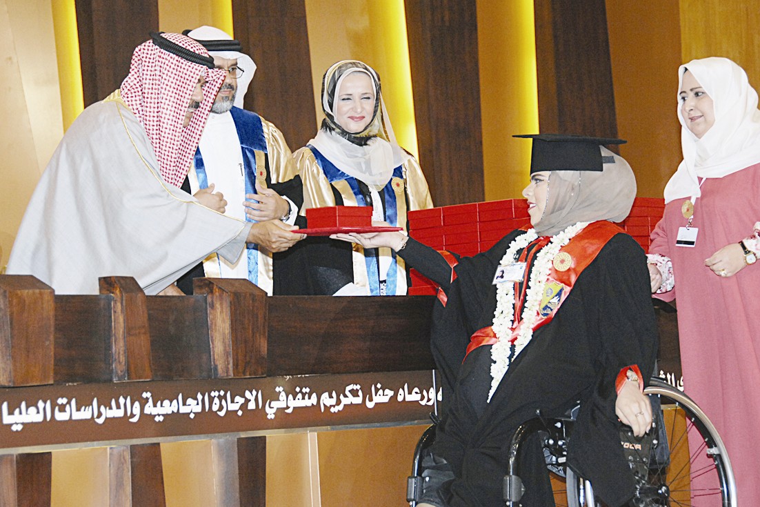 سمو نائب الأمير مكرماً خريجة فائقة