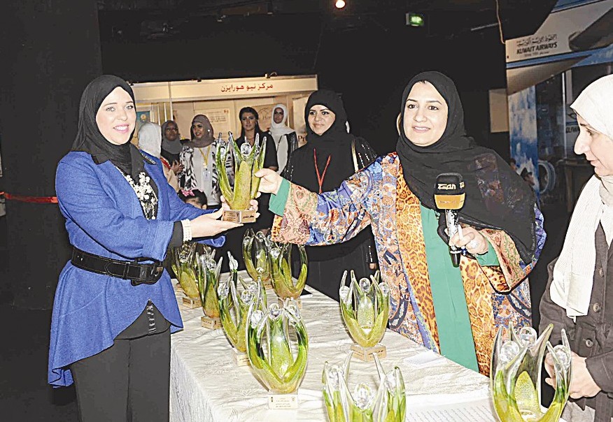 العرادى تهدي ممثلة إحدى الجهات المشاركة درعا تذكارية