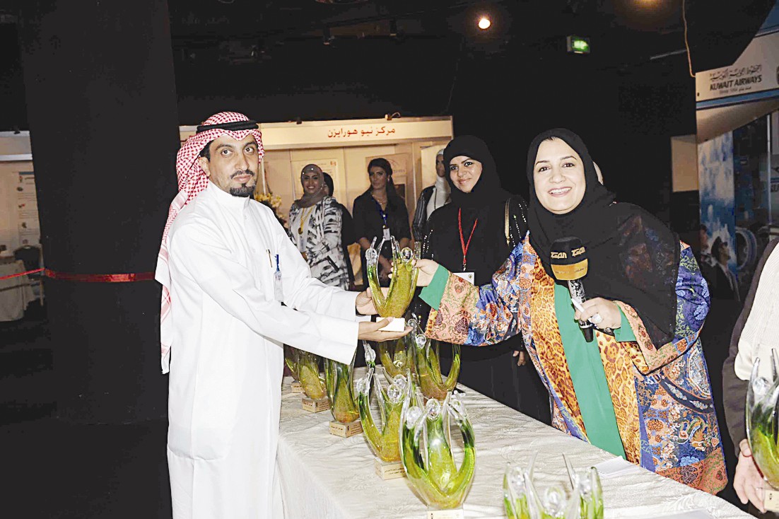 الزميل غانم السليماني يتسلم درع تكريم «الراي» (تصوير جلال معوض)