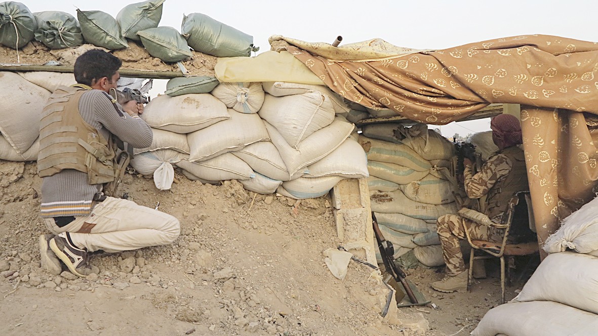 u0645u0642u0627u062au0644u0627u0646 u0645u0646 u0627u0644u0639u0634u0627u0626u0631 u062eu0644u0627u0644 u0645u0648u0627u062cu0647u0627u062a u0645u0639 u0645u0633u0644u062du064a u00abu0627u0644u0642u0627u0639u062fu0629u00bb u0641u064a u0627u0644u0627u0646u0628u0627u0631  (u0631u0648u064au062au0631u0632)