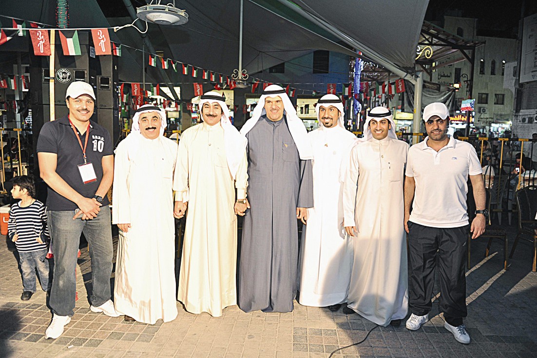 وزير الإعلام يتوسط القائمين على «فرحة المباركية» (تصوير جاسم بارون)