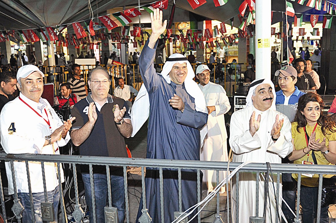 ... وأثناء تجوله في سوق المباركية